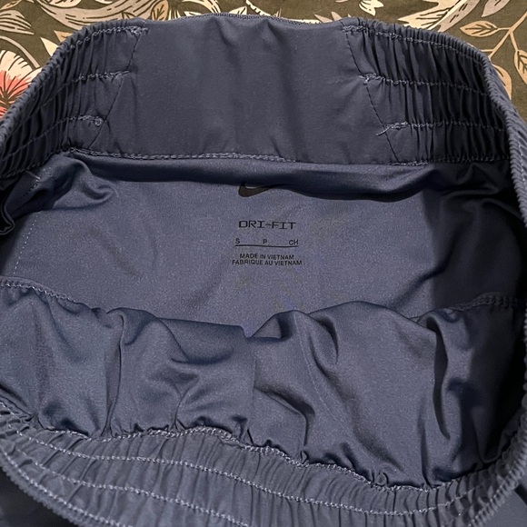 Women's Dri-FIT High-Waisted 8cm (approx.) 2-in-1 Shorts (brand new, never worn) - Picture 3 of 5